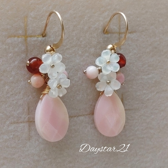 pe43🉐天然石ピアス☆コンクシェル　ペアシェイプお花ピアス　桜雫14kgf ハンドメイドのアクセサリー(ピアス)の商品写真