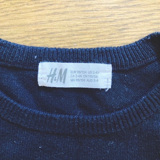 H&M(エイチアンドエム)のH&M 黒ネコセーター　110cm キッズ/ベビー/マタニティのキッズ服女の子用(90cm~)(ニット)の商品写真