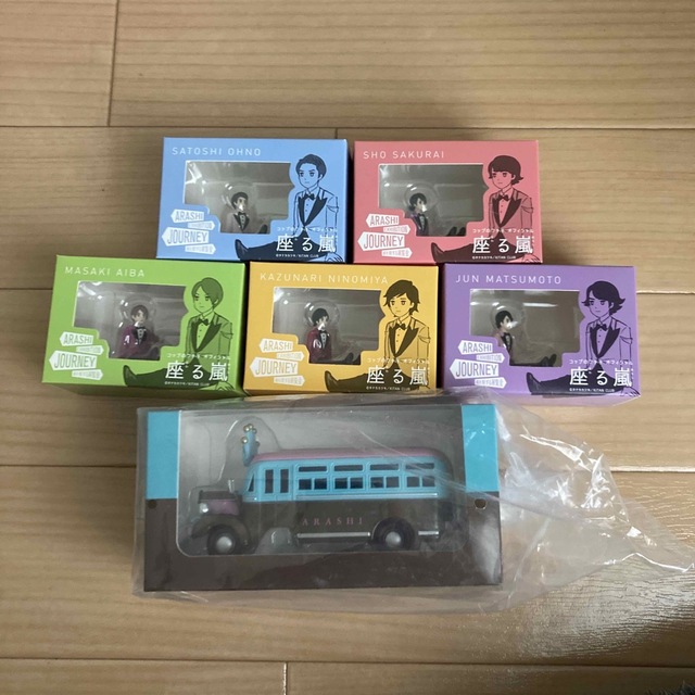 嵐(アラシ)の嵐を旅する展覧会 コップのフチ子オフィシャル座る嵐　ダイキャストカー(バス) エンタメ/ホビーのタレントグッズ(アイドルグッズ)の商品写真