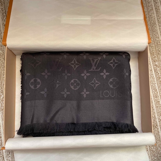 LOUIS VUITTON(ルイヴィトン)のルイヴィトン　ストール　大判　黒 レディースのファッション小物(ストール/パシュミナ)の商品写真