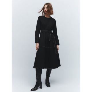 ザラ(ZARA)の【新品】ZARA コントラストトップステッチ入りワンピース(ロングワンピース/マキシワンピース)