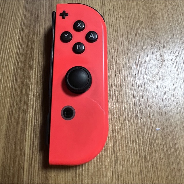 Nintendo Switch(ニンテンドースイッチ)の純正 Joy-Con 右 赤 Switch コントローラー  エンタメ/ホビーのゲームソフト/ゲーム機本体(家庭用ゲーム機本体)の商品写真