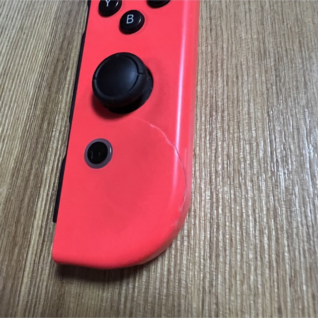 Nintendo Switch(ニンテンドースイッチ)の純正 Joy-Con 右 赤 Switch コントローラー  エンタメ/ホビーのゲームソフト/ゲーム機本体(家庭用ゲーム機本体)の商品写真