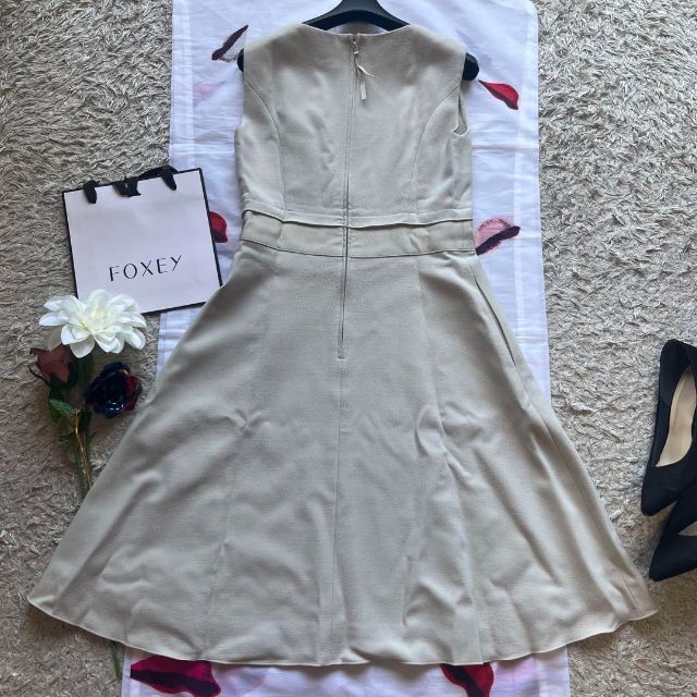 美品】FOXEY 膝丈ワンピース ノースリーブ フレア リボン 38 ベージュ