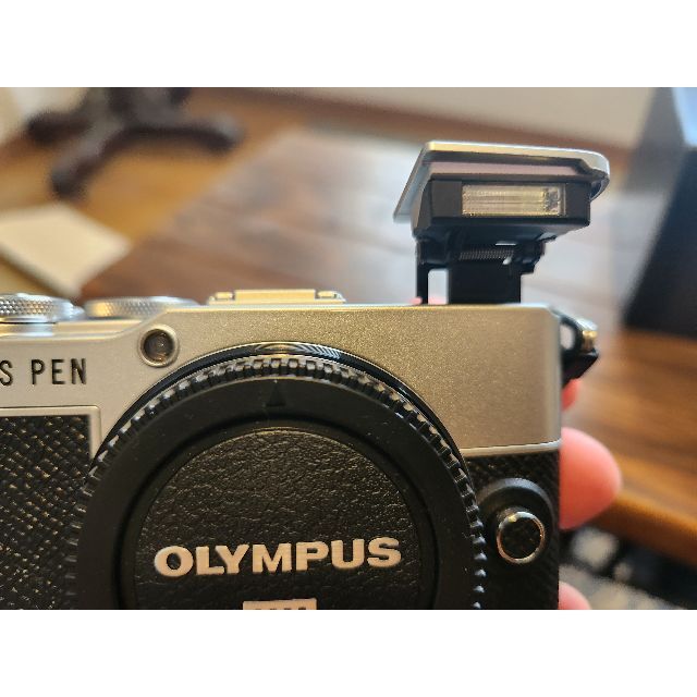 OLYMPUS(オリンパス)のOLYMPUS PEN E-P7レンズキット（プロレンズ付き） スマホ/家電/カメラのカメラ(ミラーレス一眼)の商品写真