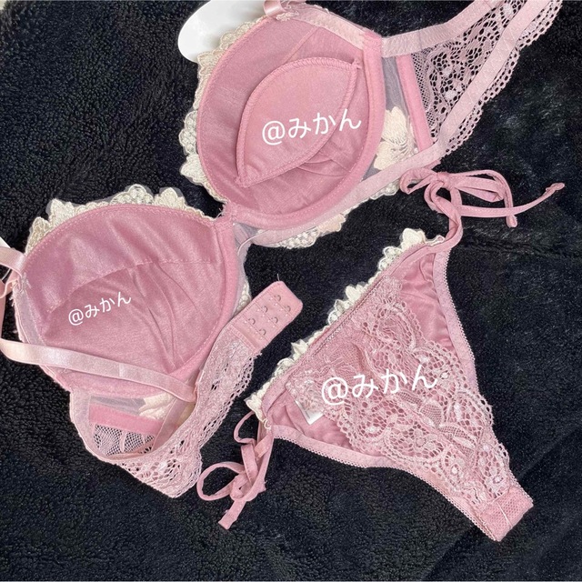 エレガントグラジオラスブラ&ほどける紐Tバックセット(ピンク) レディースの下着/アンダーウェア(ブラ&ショーツセット)の商品写真