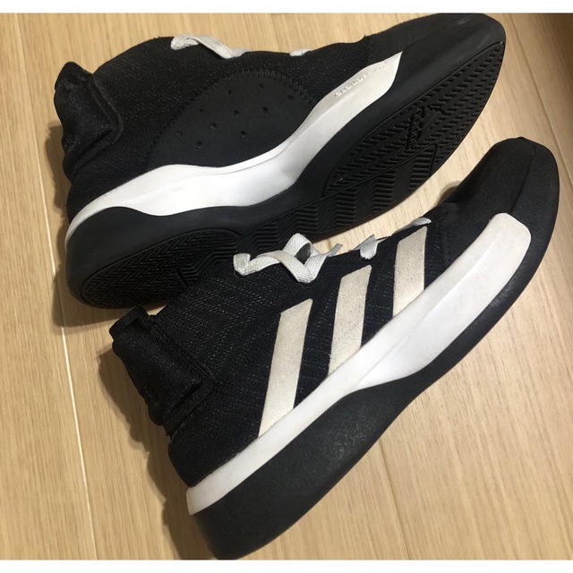 adidas(アディダス)の体育館シューズ&バスケットシューズ キッズ/ベビー/マタニティのキッズ靴/シューズ(15cm~)(スクールシューズ/上履き)の商品写真