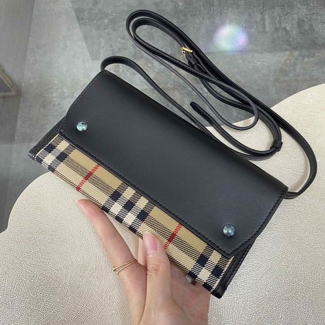 BURBERRY(バーバリー)の残り１【新品】バーバリー ヴィンテージチェック×レザー ショルダーウォレット 黒 レディースのバッグ(ショルダーバッグ)の商品写真