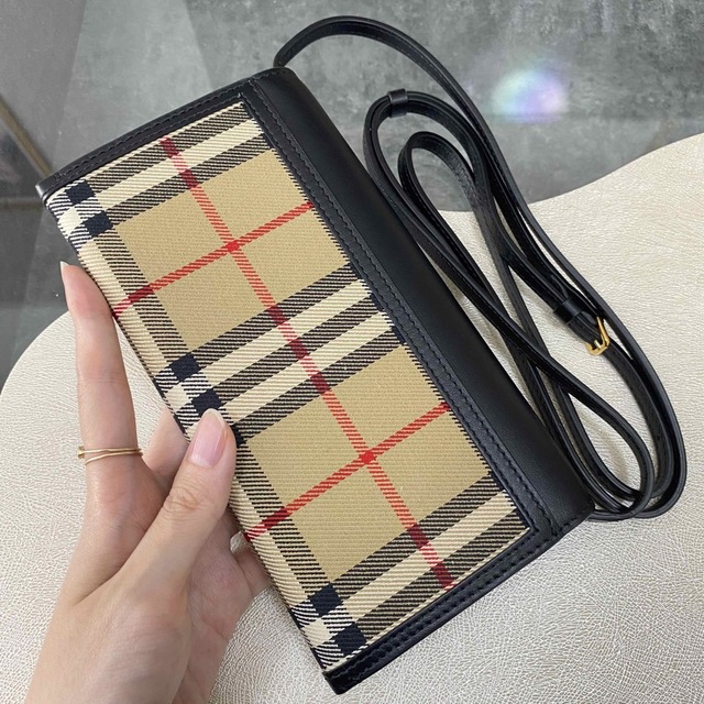 BURBERRY(バーバリー)の残り１【新品】バーバリー ヴィンテージチェック×レザー ショルダーウォレット 黒 レディースのバッグ(ショルダーバッグ)の商品写真