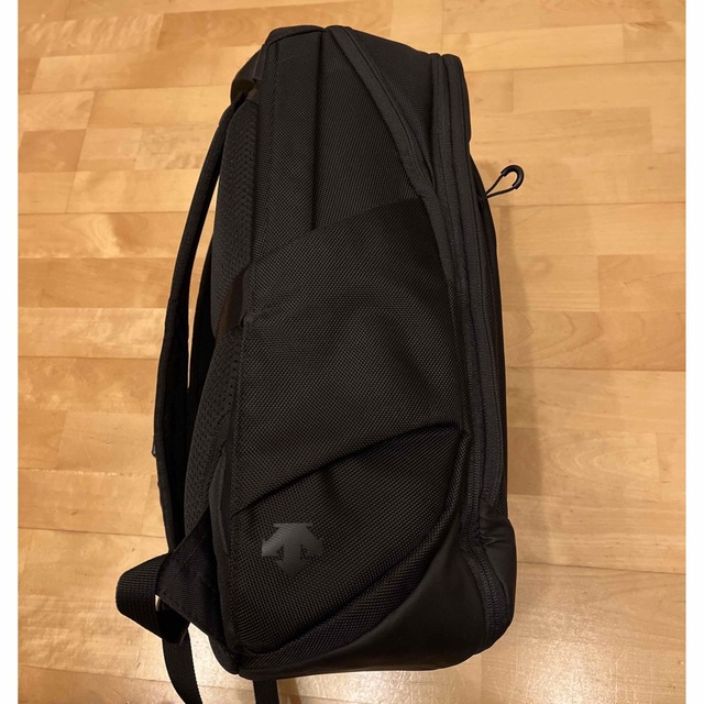 DESCENTE(デサント)のデサント【直営店限定】PCバックパック 容量:約22L ブラック メンズのバッグ(バッグパック/リュック)の商品写真