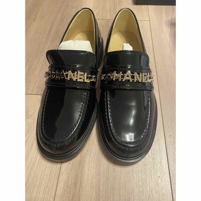 CHANEL(シャネル)のCHANEL ロゴ　ローファー　新品未使用 レディースの靴/シューズ(ローファー/革靴)の商品写真