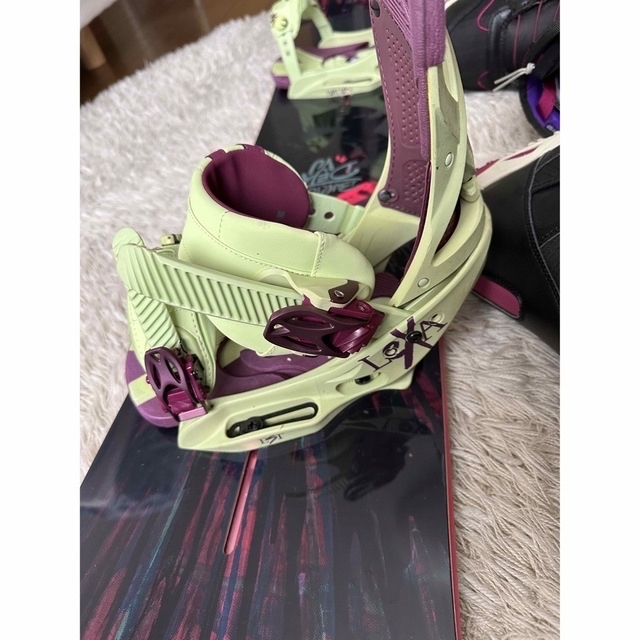 BURTON(バートン)のBURTON DEJAVU FLYING V スポーツ/アウトドアのスノーボード(ボード)の商品写真