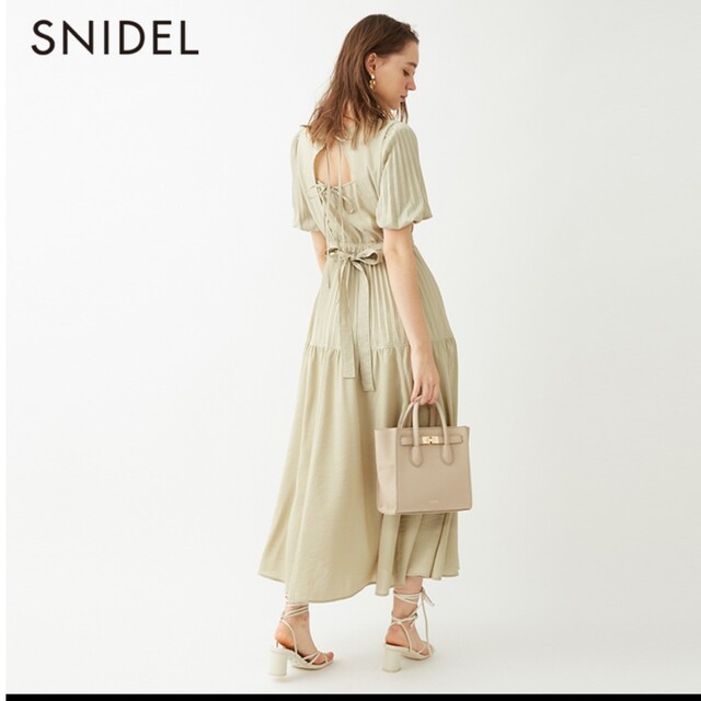 SNIDEL(スナイデル)のスナイデル　バックデザインプリーツワンピース レディースのワンピース(ロングワンピース/マキシワンピース)の商品写真