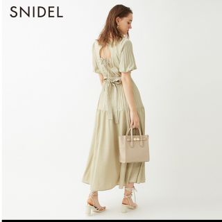 スナイデル(SNIDEL)のスナイデル　バックデザインプリーツワンピース(ロングワンピース/マキシワンピース)