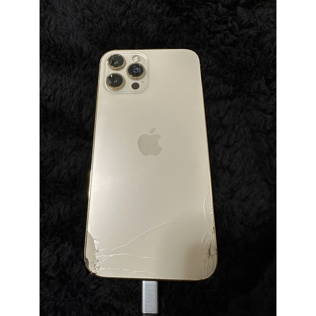 Apple(アップル)のiPhone12 promax ゴールド　中古 スマホ/家電/カメラのスマートフォン/携帯電話(スマートフォン本体)の商品写真