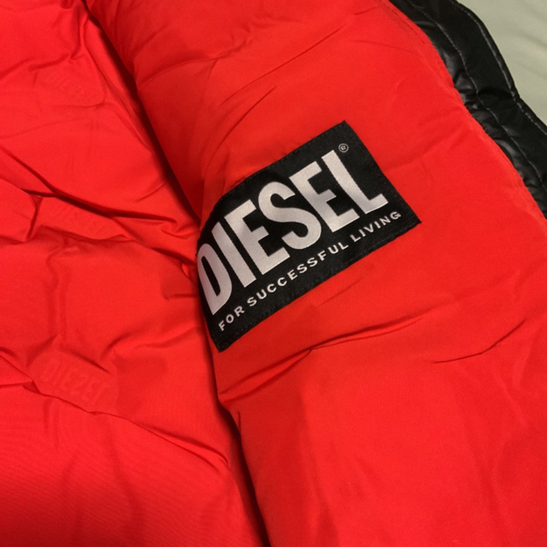 DIESEL(ディーゼル)の洗練されたデザイン　DIESEL　ダウンジャケット　オーバーサイズ　 メンズのジャケット/アウター(ダウンジャケット)の商品写真