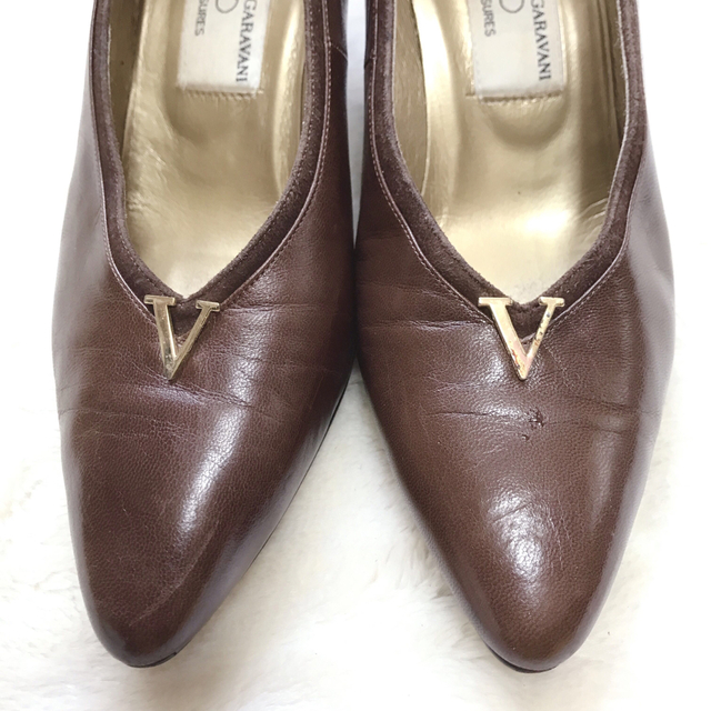 valentino garavani(ヴァレンティノガラヴァーニ)のVALENTINO GARAVANI パンプス レザー ブラウン Vロゴ レザー レディースの靴/シューズ(ハイヒール/パンプス)の商品写真