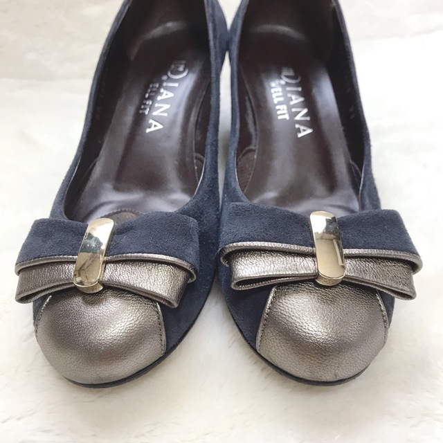 DIANA(ダイアナ)のDIANA ダイアナ 23cm パンプス ネイビー ゴールド スエード リボン レディースの靴/シューズ(ハイヒール/パンプス)の商品写真