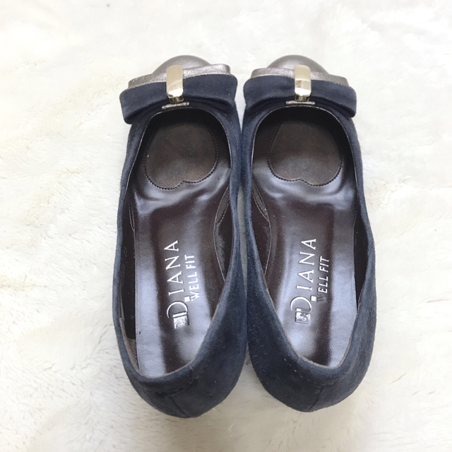 DIANA(ダイアナ)のDIANA ダイアナ 23cm パンプス ネイビー ゴールド スエード リボン レディースの靴/シューズ(ハイヒール/パンプス)の商品写真