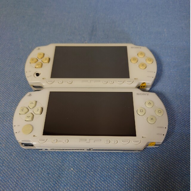 PlayStation Portable(プレイステーションポータブル)のSONY PlayStationPortable PSP-1000CW　2台 エンタメ/ホビーのゲームソフト/ゲーム機本体(携帯用ゲーム機本体)の商品写真