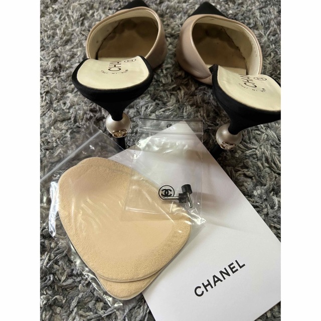 CHANEL(シャネル)の王道ベージュバイカラー パール付きCHANELパンプス　36 レディースの靴/シューズ(ハイヒール/パンプス)の商品写真