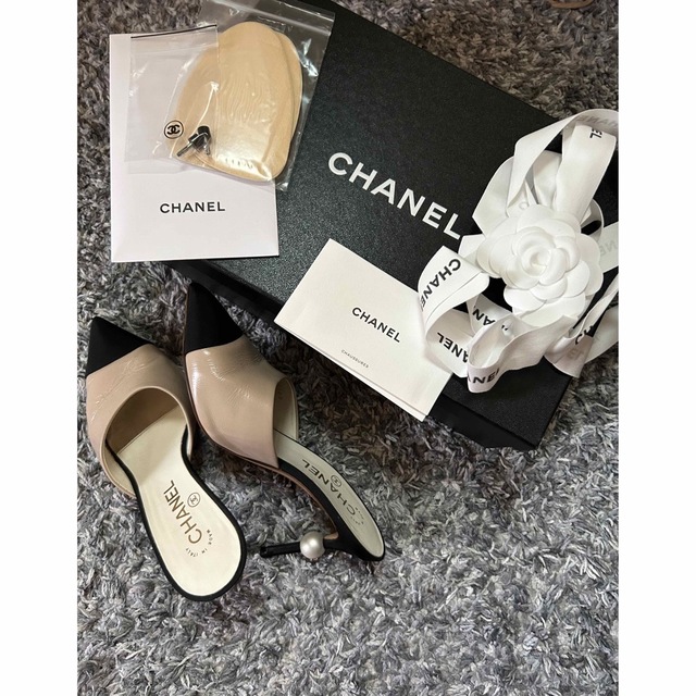 CHANEL(シャネル)の王道ベージュバイカラー パール付きCHANELパンプス　36 レディースの靴/シューズ(ハイヒール/パンプス)の商品写真