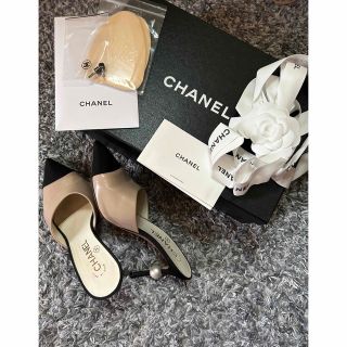 シャネル(CHANEL)の王道ベージュバイカラー パール付きCHANELパンプス　36(ハイヒール/パンプス)