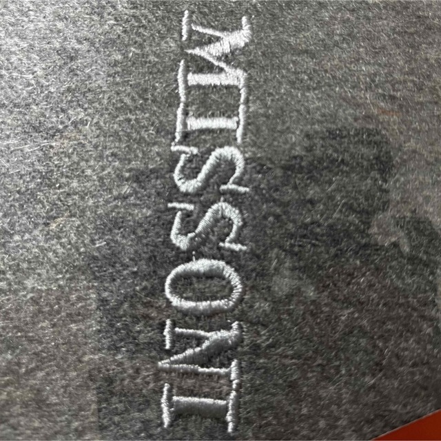 MISSONI(ミッソーニ)の新品 マフラー 専用ケース MISSONI グレー ミッソーニ 未使用 冬物 レディースのファッション小物(マフラー/ショール)の商品写真