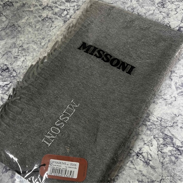 MISSONI(ミッソーニ)の新品 マフラー 専用ケース MISSONI グレー ミッソーニ 未使用 冬物 レディースのファッション小物(マフラー/ショール)の商品写真