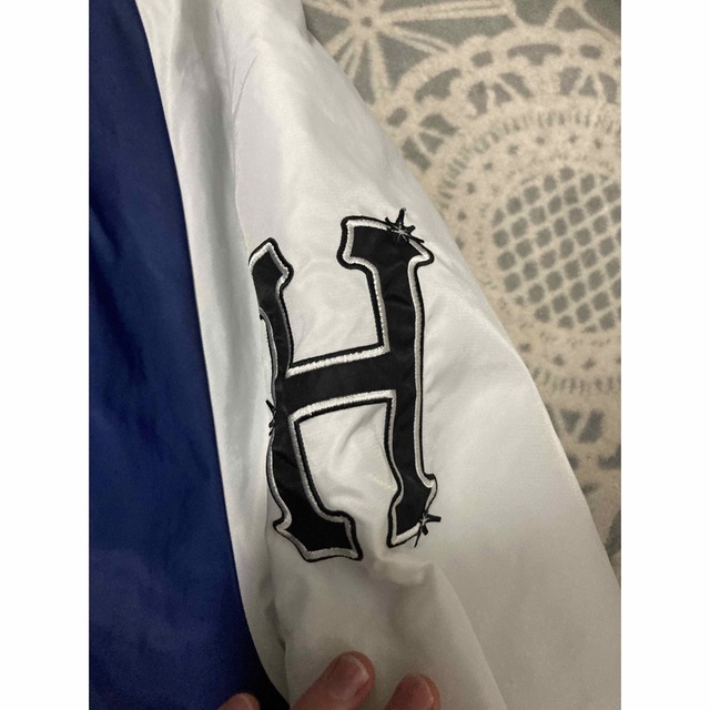 HUF(ハフ)のHUF ハフ　20周年　フロントロゴデザイン　ナイロン　スタジャン　XLサイズ メンズのジャケット/アウター(スタジャン)の商品写真