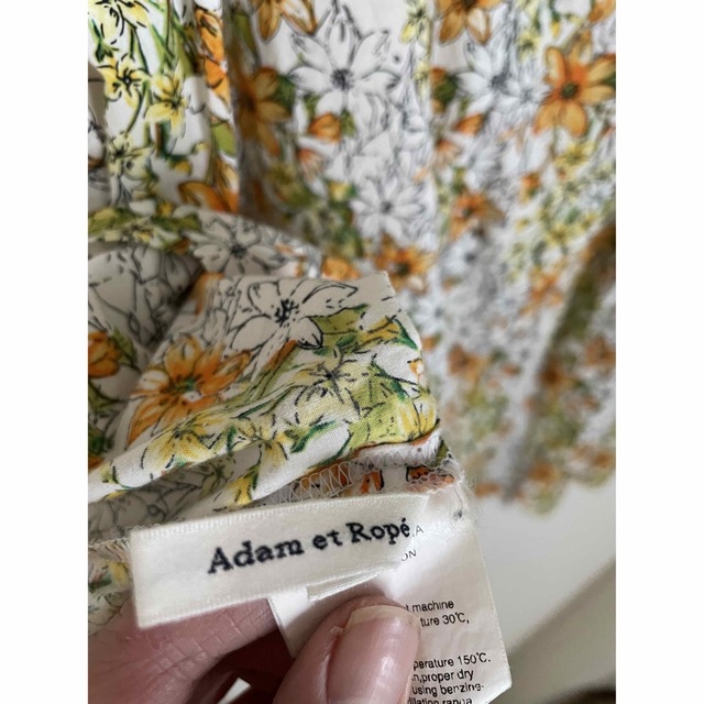 Adam et Rope'(アダムエロぺ)のアダムエロぺ ADAM ET ROPE 花柄タイプライターワンピース レディースのワンピース(ひざ丈ワンピース)の商品写真