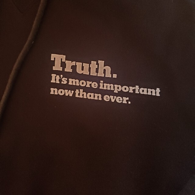 sacai(サカイ)のsacai ニューヨークタイムズ Truth 18AW コラボ パーカー メンズのトップス(パーカー)の商品写真