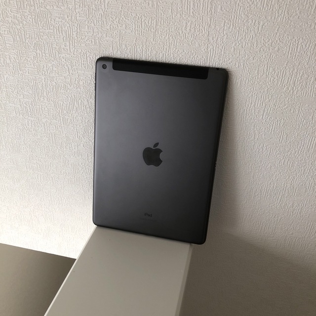 送料無料！　7世代　iPad  32GB セルラーモデル