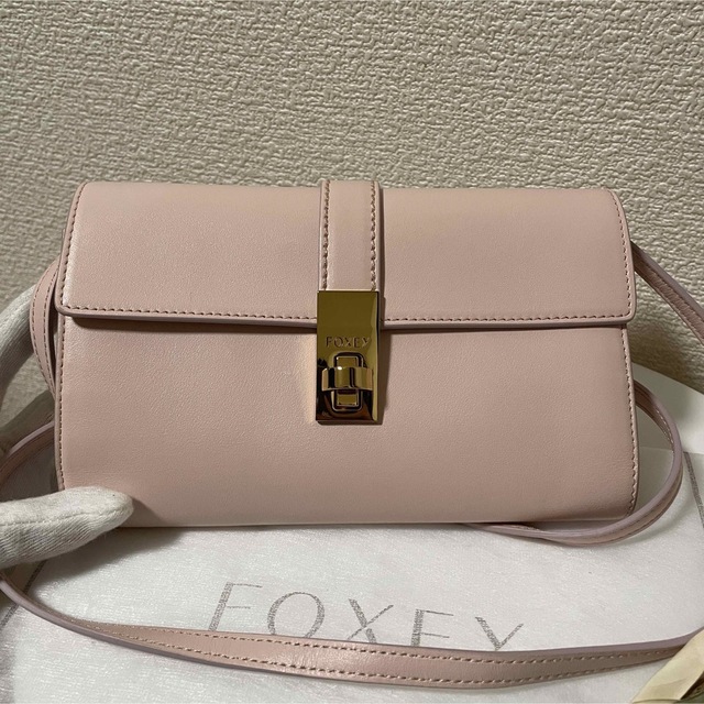 FOXEY(フォクシー)のご専用☆FOXEY　フォクシー　ショルダーウォレット　ソナタ　シェルピンク  レディースのファッション小物(財布)の商品写真