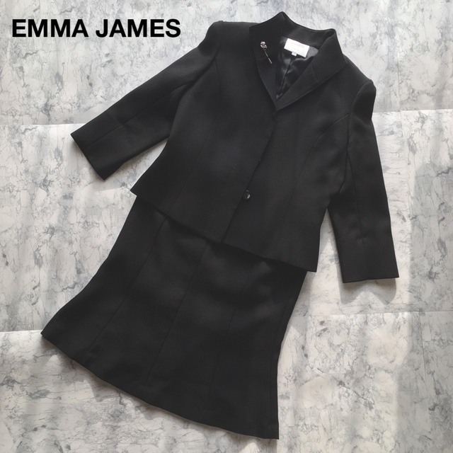 EMMAJAMES(エマジェイム)のEMMA JAMES スカートスーツ　セットアップ　ブラック　ブローチ付 レディースのフォーマル/ドレス(スーツ)の商品写真