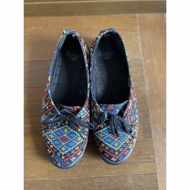 Dr.Martens(ドクターマーチン)のDr.Martens 刺繍柄 ドレスシューズ レディースの靴/シューズ(ローファー/革靴)の商品写真