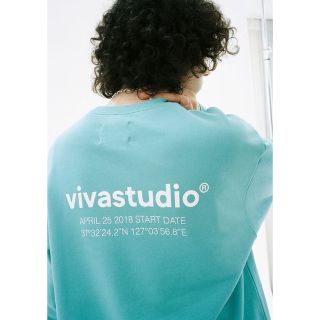 ビバスタジオ(vivastudio)のVIVASTUDIO ロケーション ロゴ スウェット ユニセックス(トレーナー/スウェット)