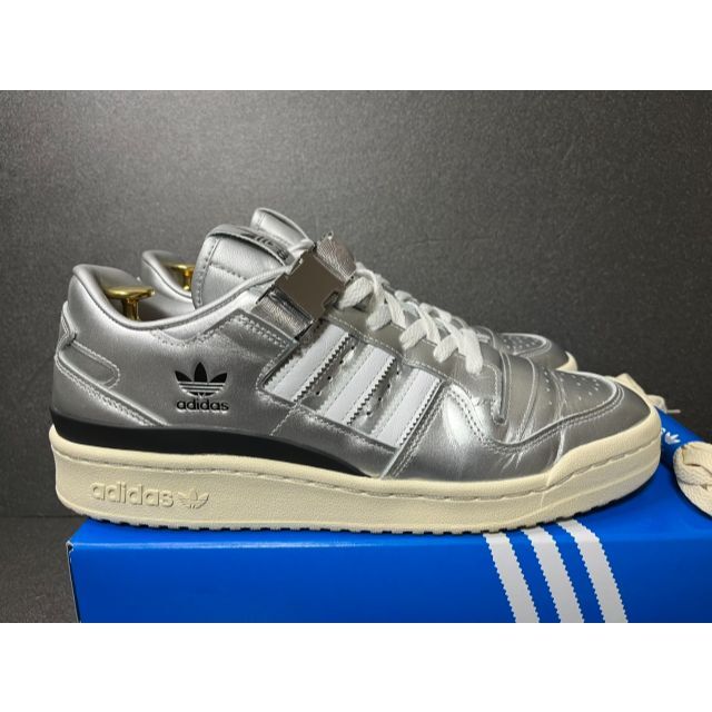 adidas(アディダス)の28cm adidas x atoms FORUM84 LOW SILVER メンズの靴/シューズ(スニーカー)の商品写真