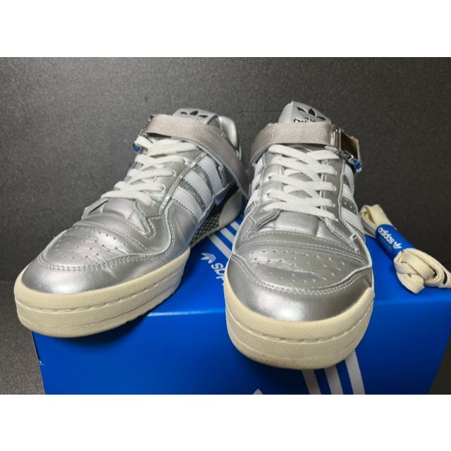 adidas(アディダス)の28cm adidas x atoms FORUM84 LOW SILVER メンズの靴/シューズ(スニーカー)の商品写真