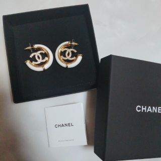 シャネル(CHANEL)のCHANEL 超レア！ フープピアス ホワイト 貴重 レジン(ピアス)