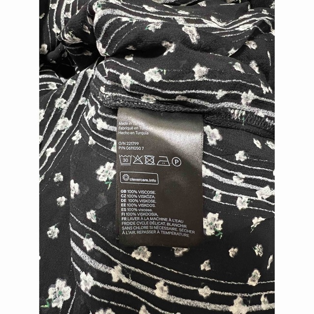 H&H(エイチアンドエイチ)のH&M エイチアンドエム 花柄 フリル トップス ブラック レディースのトップス(シャツ/ブラウス(長袖/七分))の商品写真