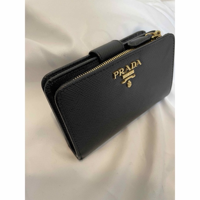 PRADA(プラダ)の✨未使用級✨PRADA 二つ折り財布　サフィアーノ　メタル　NERO 金色ロゴ レディースのファッション小物(財布)の商品写真