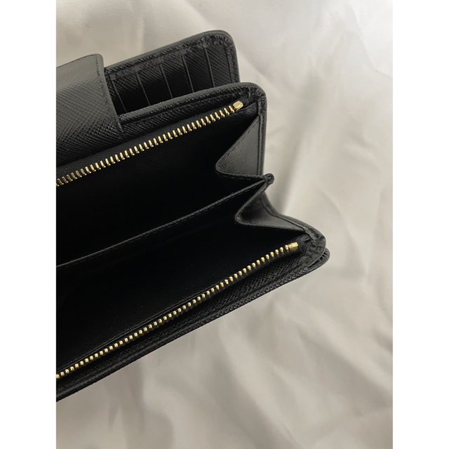PRADA(プラダ)の✨未使用級✨PRADA 二つ折り財布　サフィアーノ　メタル　NERO 金色ロゴ レディースのファッション小物(財布)の商品写真