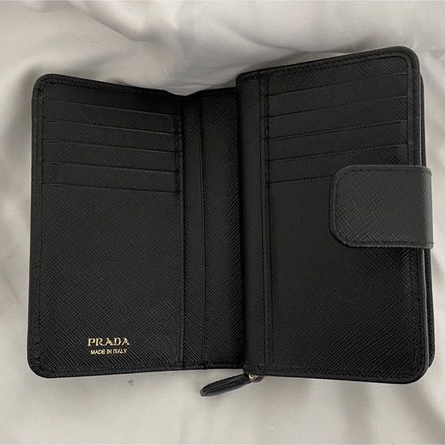 PRADA(プラダ)の✨未使用級✨PRADA 二つ折り財布　サフィアーノ　メタル　NERO 金色ロゴ レディースのファッション小物(財布)の商品写真