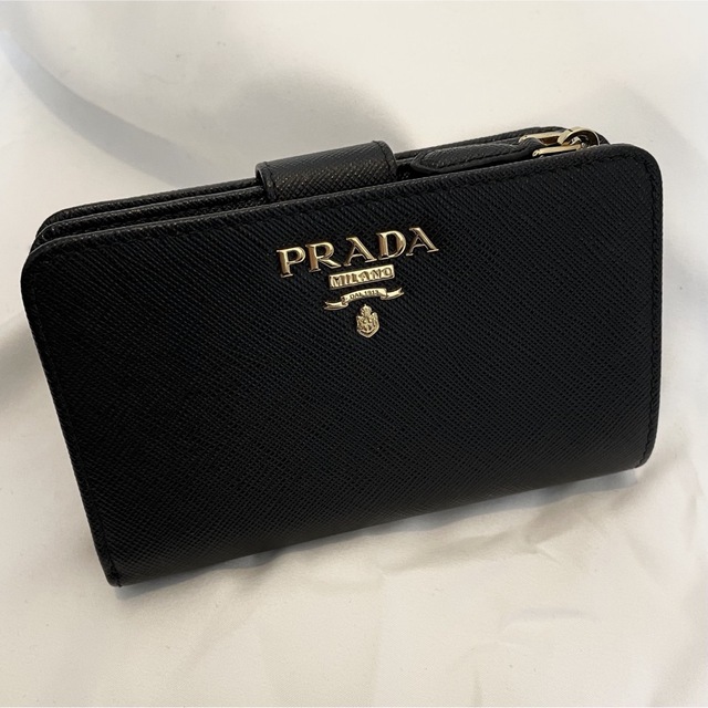 PRADA - ✨未使用級✨PRADA 二つ折り財布　サフィアーノ　メタル　NERO 金色ロゴ