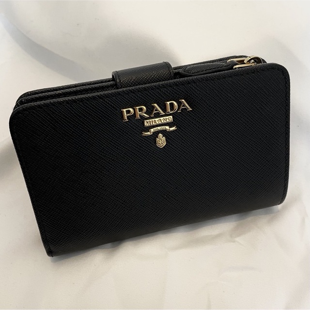 ✨未使用級✨PRADA 二つ折り財布　サフィアーノ　メタル　NERO 金色ロゴ