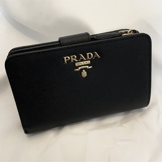 プラダ(PRADA)の✨未使用級✨PRADA 二つ折り財布　サフィアーノ　メタル　NERO 金色ロゴ(財布)