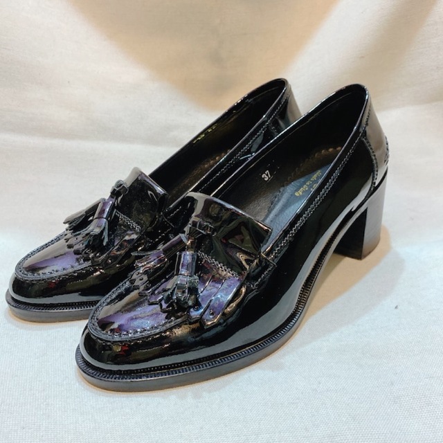 DIEGO BELLINI(ディエゴベリーニ)のディエゴベリーニ 黒 エナメル タッセル ローファー DIEGO BELLINI レディースの靴/シューズ(ローファー/革靴)の商品写真