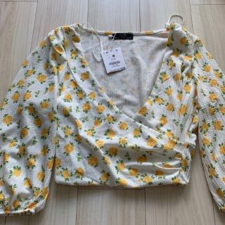 ベルシュカ(Bershka)の新品　ベルシュカ  花柄　カシュクールトップス(カットソー(長袖/七分))