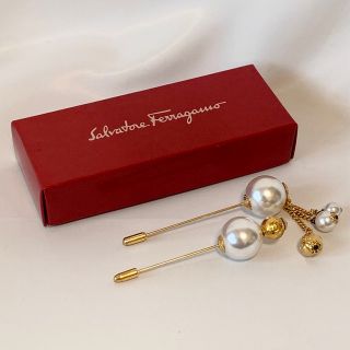 サルヴァトーレフェラガモ(Salvatore Ferragamo)のフェラガモ 90s ヴィンテージ ピンブローチ 2点セット フェイクパール (ブローチ/コサージュ)